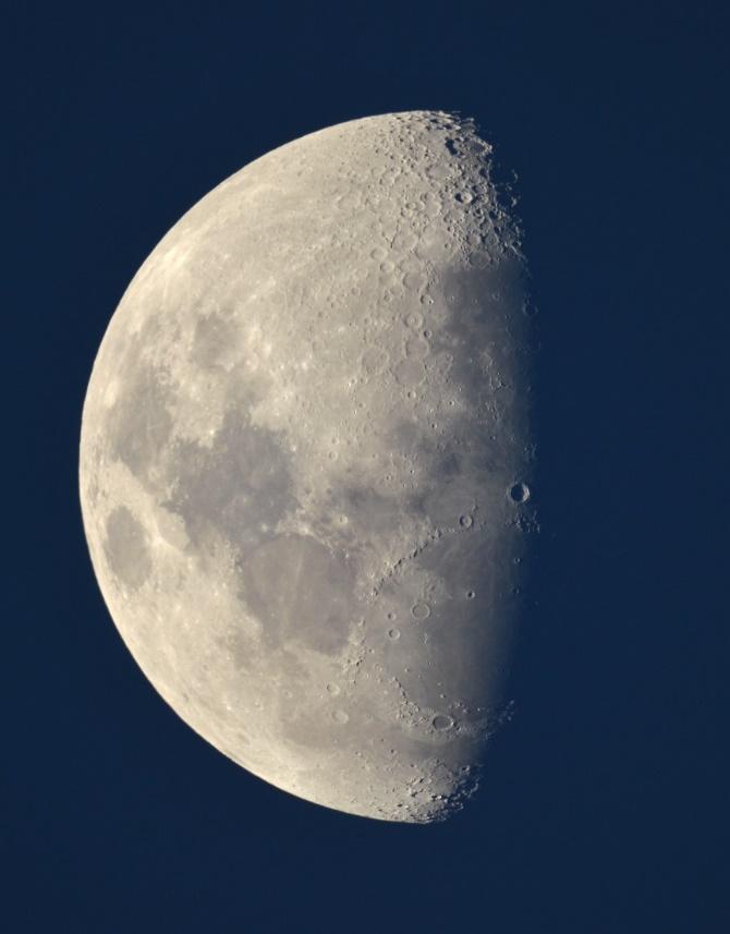 A close up of the moon

Description automatically generated with medium confidence